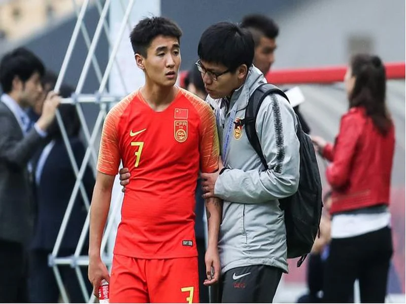 硬刚!BRTV连发2条视频质疑足协评议,慢放韦世豪犯规后爆粗口型